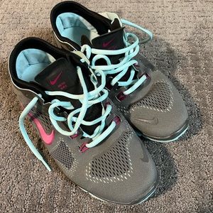 Womens Nike 8.5 tennis shoes